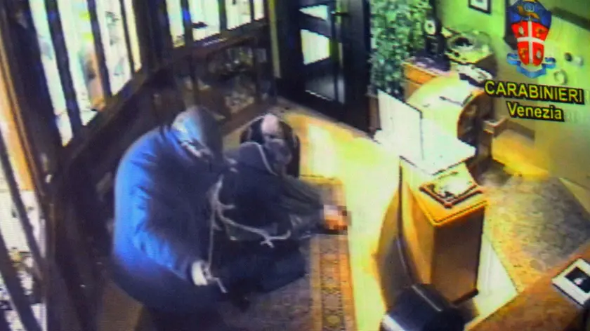 Interpress/Mazzega Scattolin Venezia, 07.03.2015.- Conf.Stampa Carabinieri Venezia.- Smantellato gruppo criminale dedito asaalti in gioiellerie.- Nella foto La rapina alla gioielleria di Strà