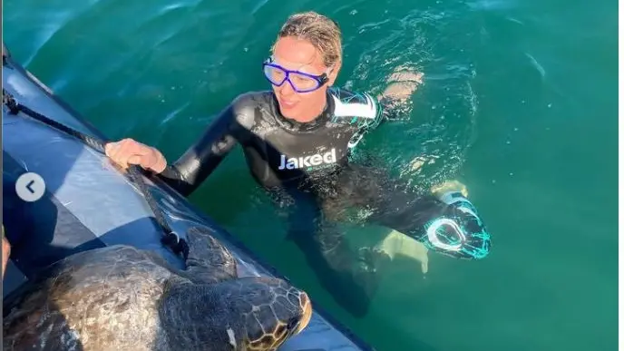 Federica Pellegrini e la tartarugaa Libera sul gommone poco prima della liberazione in mare