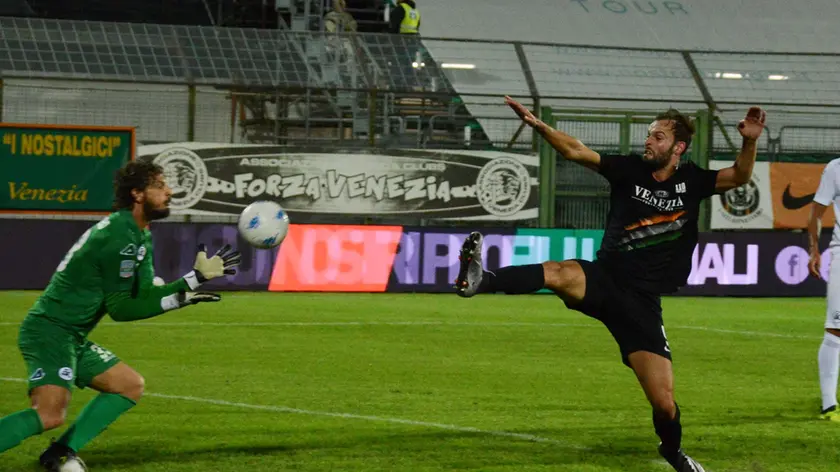 Un momento della partita tra Venezia e Spezia (Interpress)
