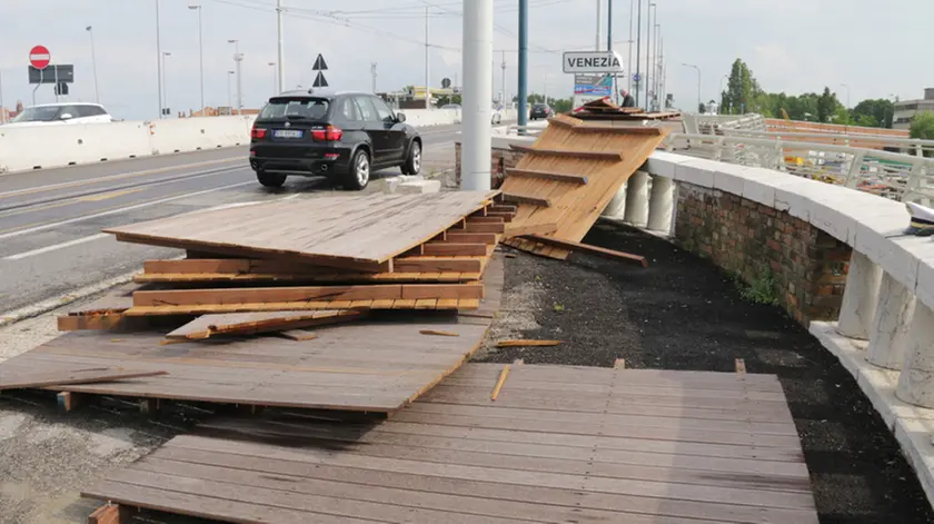 Foto Agenzia Candussi/ Chiarin/ Venezia, ponte della libertà/ Temporale causa gravi danni alla pista ciclabile