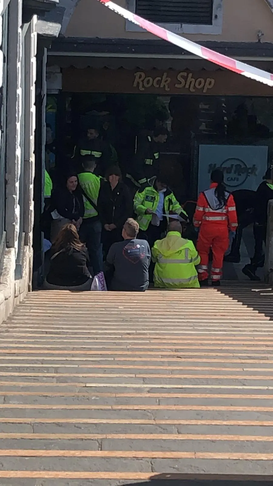 I soccorritori ai piedi del ponte di Rialto
