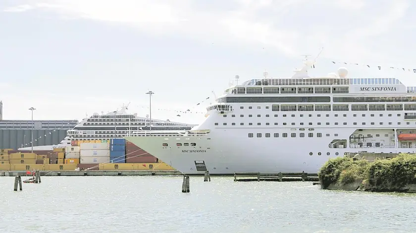 Una nave da crociera tra i container di Porto Marghera