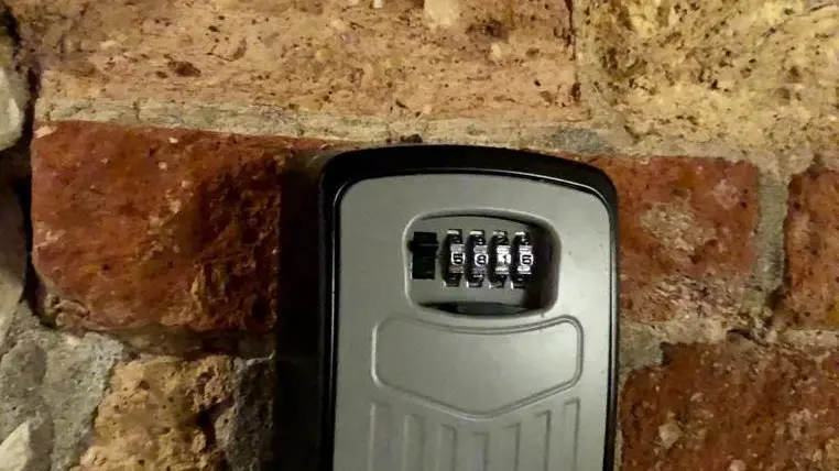 Una cassetta portachiavi per consentire ai turisti di fare da soli il primo ingresso: in città ce ne sono a centinaia attaccati sui muri anche di palazzi notificati