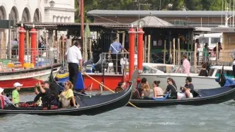 Lo stazio delle gondole dove è avvenuto l’incidente e a destra i turisti russi bagnati fradici dopo l’insolita esperienza nelle acque del Bacino S. Marco: alcuni hanno perso le macchine fotografiche