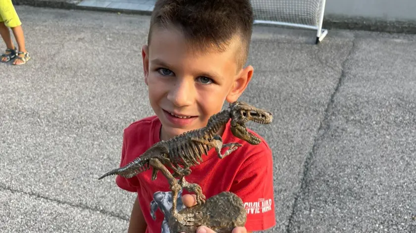 Davide Favaron con uno dei suoi amati dinosauri
