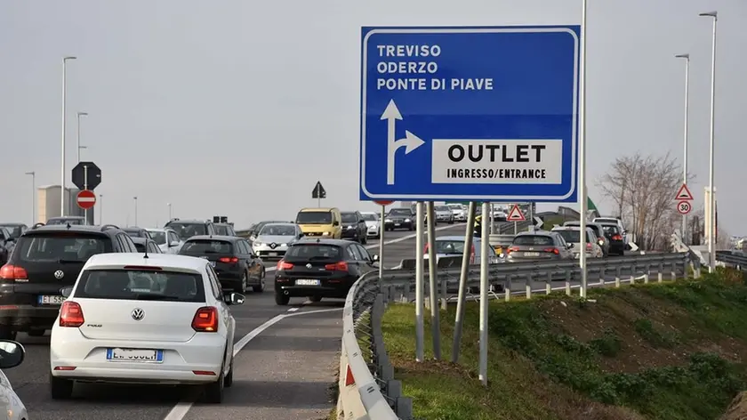 De Polo - Dino Tommasella - Noventa di P. - Saldi outlet - traffico sulle strade e cede ai negozi