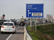 De Polo - Dino Tommasella - Noventa di P. - Saldi outlet - traffico sulle strade e cede ai negozi