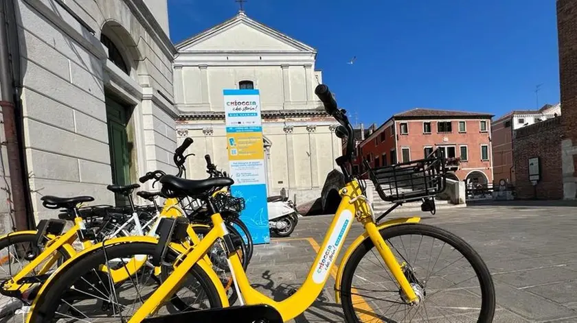 Una delle stazioni del bike sharing in centro storico a Chioggia