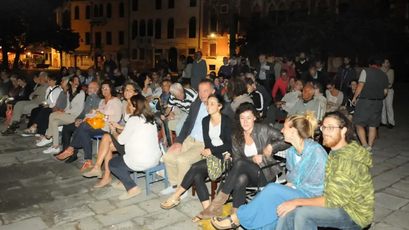 Interpress/Mazzega Pellicani Venezia, 26.08.2014.- Circa 100 persone protestano in Campo San Polo per il cinema che non c'è.-