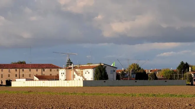 Come da ordine ti invio le foto. Come dicevo telefonicamente ci sono esposti lungo il muro perimetrale i cartelli che indicano "divieto di riprese cinematografiche, fotografiche e di rilievo anche a vista" Ritengo pertanto che le foto non possano essere usate in alcun modo. Pertanto non mi ritengo responsabile di qualsiasi uso improprio che dellle stesse