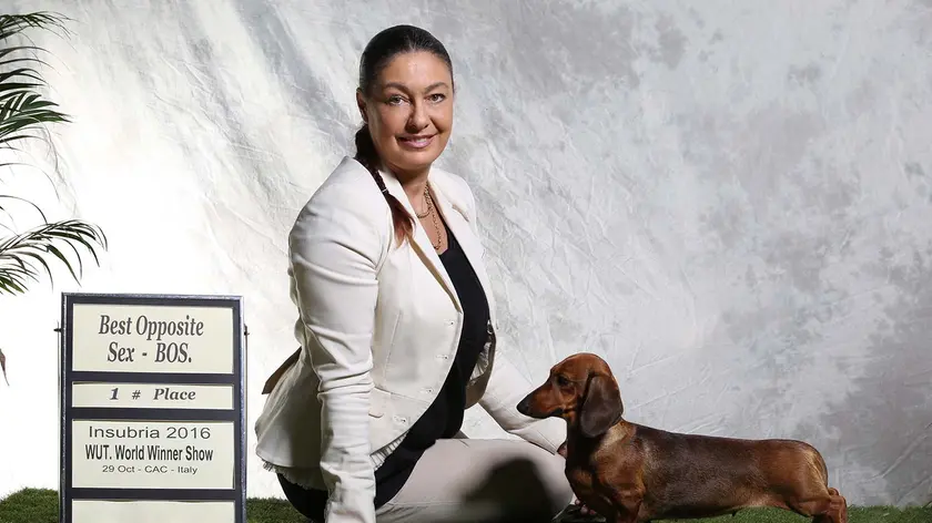 Ecco Quintessenza, il bassotto campione del mondo, con l'allevatrice Susanna Cori