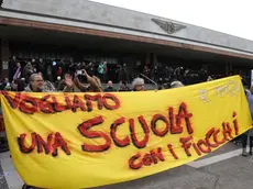 Interpress/Mazzega Morsego Venezia, 15.02.2014.- Stazione Santa Lucia, protesta genitori per i tagli ai fondi per la pulizia e sorveglianza nelle scuole.-