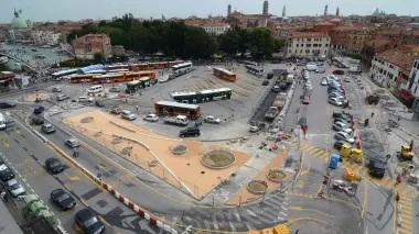 Due immagini dei lavori di asfaltatura a piazzale Roma