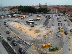 Due immagini dei lavori di asfaltatura a piazzale Roma