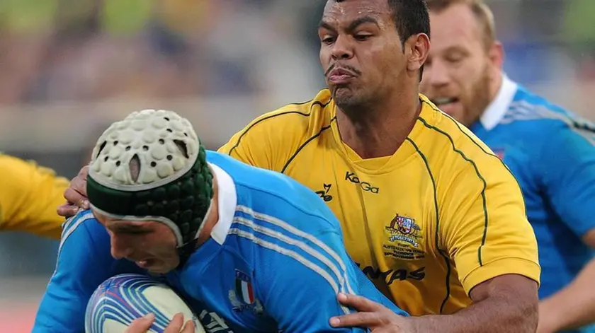 Francesco Minto (L) of Italy tackled by Kurtlety Beale (C) during their rugby test match at Artemio Franchi Stadium in Florence, 24 November 2012. ANSA/CARLO FERRARO