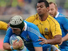 Francesco Minto (L) of Italy tackled by Kurtlety Beale (C) during their rugby test match at Artemio Franchi Stadium in Florence, 24 November 2012. ANSA/CARLO FERRARO