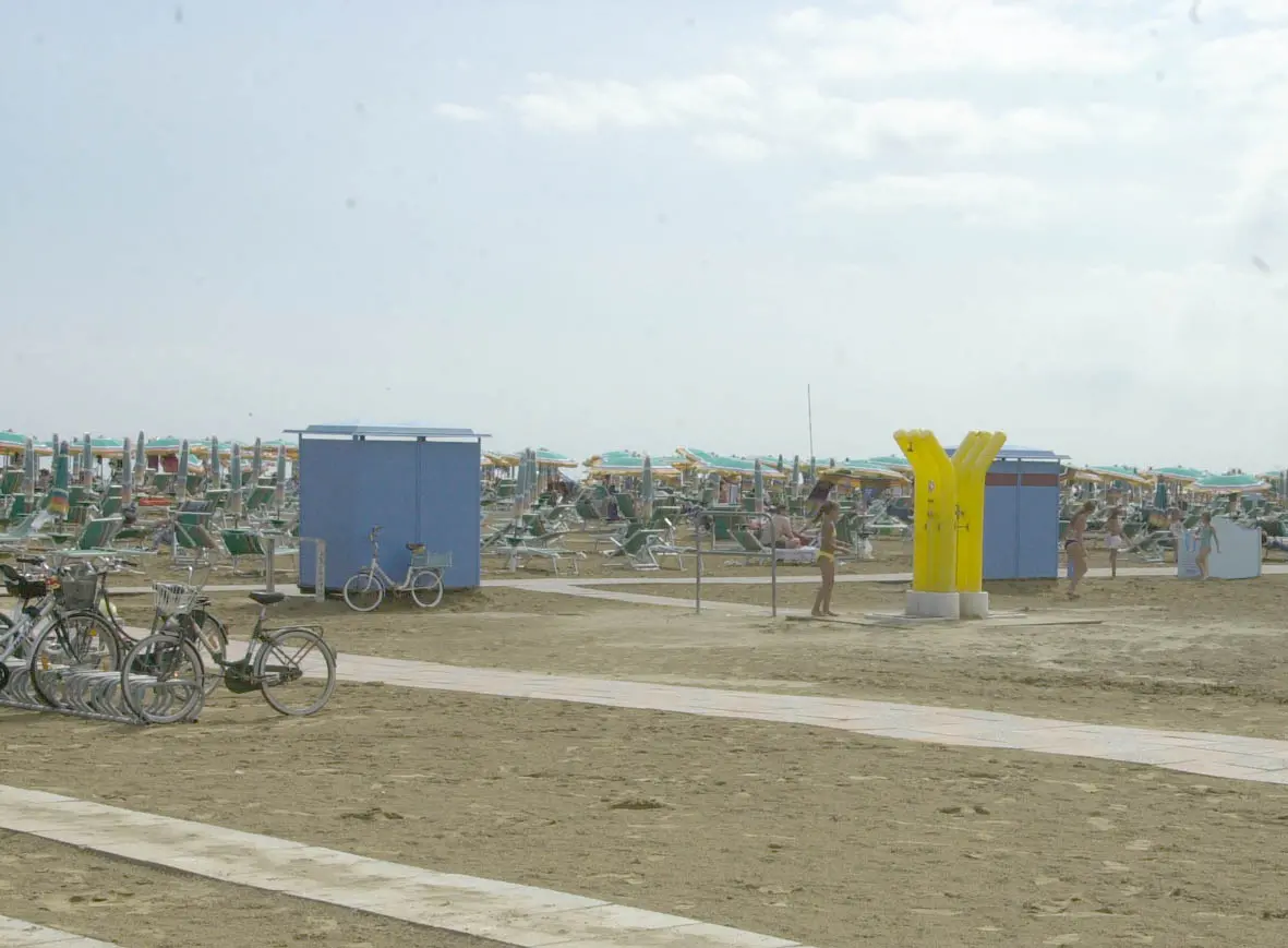 La spiaggia davanti a piazzale Zenith dove 12 anni fa un fulmine colpì una ragazza ungherese che venne salvata. Anche lei aveva 17 anni