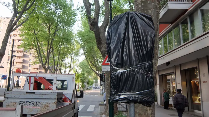 Cartello delle Ztl e corsie preferenziali oscurati in via Cappuccina a Mestre