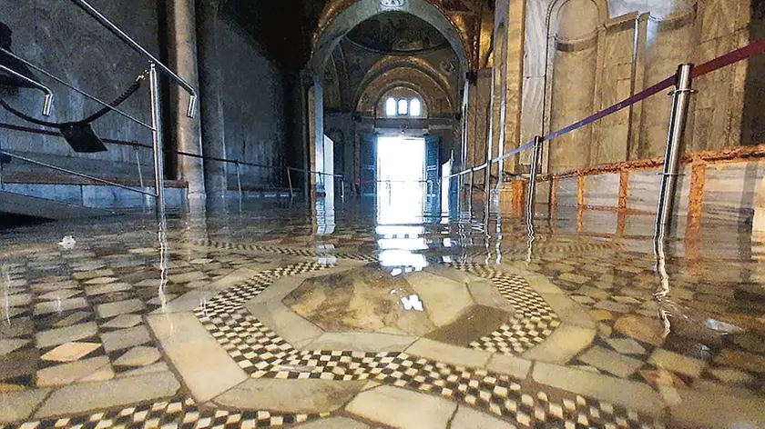 Interpress\M.Tagliapietra Venezia 08.11.2019.- Acqua alta in Basilica di San Marco.