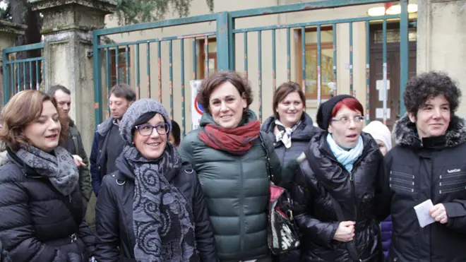 Protesta davanti alla scuola Grimani di Marghera in seguito al taglio sul personale delle pulizie