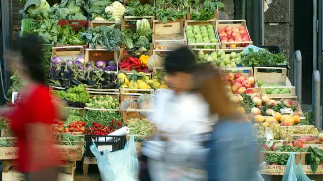 Una immagine di archivio di un mercato rionale di Napoli. L'inflazione annua a ottobre segna un nuovo crollo, frenando su base annua allo 0,7%, dallo 0,9% di settembre. Lo rileva l'Istat nelle stime. E' il livello più basso da novembre 2009, ciò nonostante proprio dal primo ottobre sia scatto il rialzo dell'aliquota Iva (dal 21% al 22%). E su settembre i prezzi sono addirittura in calo (-0,3%). CIRO FUSCO/ ARCHIVIO / ANSA