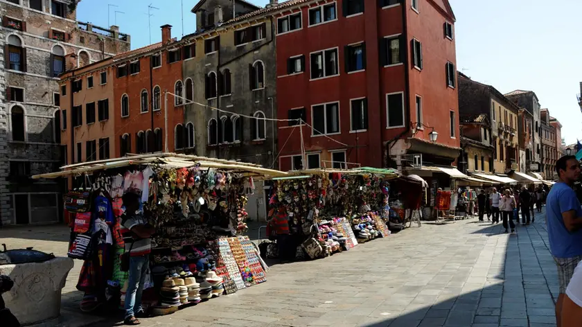 L'infilata di banchetti in campo San Geremia