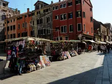 L'infilata di banchetti in campo San Geremia