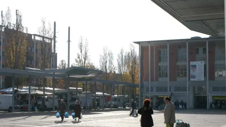 MARGHERA 25.11.2003 P.ZZA MERCATO INCHIESTA TRA LA GENTE E COMMERCIANTI MERCATO SETTIMANALE....(C) Bertolin M. richiesto da PELLICANI MARGHERA P.ZZA MERCATO INTERVISTE AMBULANTI E CITTADINI PER IL MERCATO SETTIMANALE