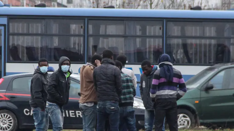 Arrivo di un gruppo di migranti alla stazione di polizia di via Nicolodi a Marghera