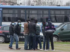 Arrivo di un gruppo di migranti alla stazione di polizia di via Nicolodi a Marghera