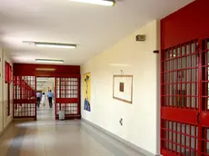 PD 12/06/03..VISITA AL CARCERE. CORRIDOIO CON PANNELLI DIPINTI DAI DETENUTI (MILANESI) VISITA AL CARCERE PER MILANESI