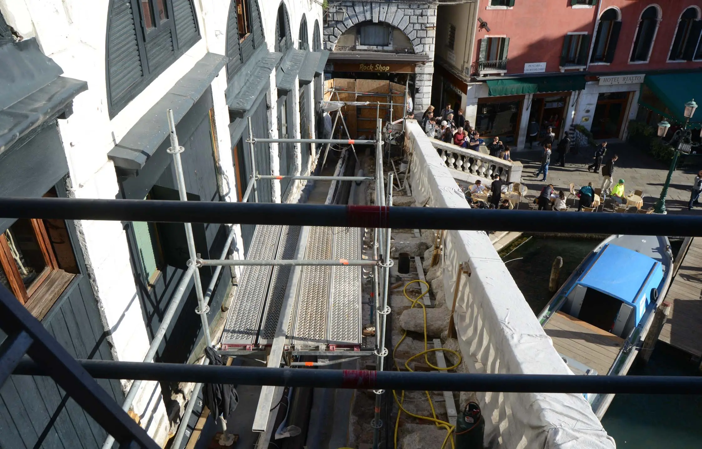 Il ponte di Rialto "aperto" per i lavori in corso