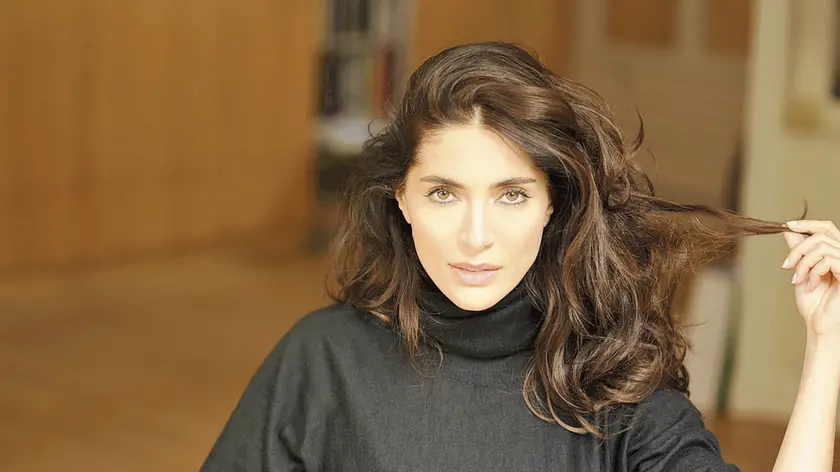 Caterina Murino. L’attrice condurrà il 30 agosto la serata di apertura della Mostra del Cinema e il 9 settembre quella di chiusura (ph Sylvia Galmont)