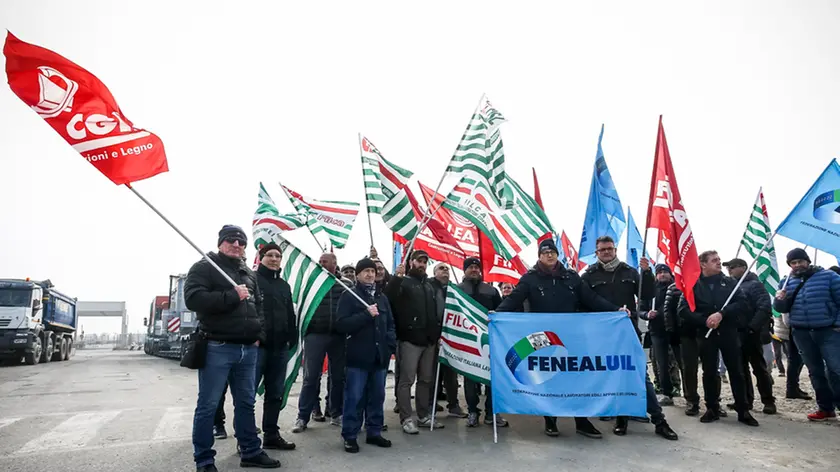 Foto Agenzia Candussi / FERRAZZA/ FUSINA VIA AUTOSTRADA DEL MARE/ FUSINA SCIOPERO LAVORATORI.
