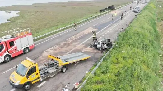 Un incidente stradale lungo il tratto chioggiotto della strada statale Romea chiusa per consentire soccorsi, rilievi e recupero dei mezzi