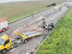 Un incidente stradale lungo il tratto chioggiotto della strada statale Romea chiusa per consentire soccorsi, rilievi e recupero dei mezzi