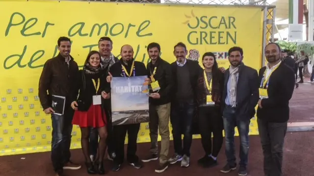 Lo staff di Flamingo Art con Paolo Andrich e i titolari dell'osteria al Ponte del Diavolo alla premiazione