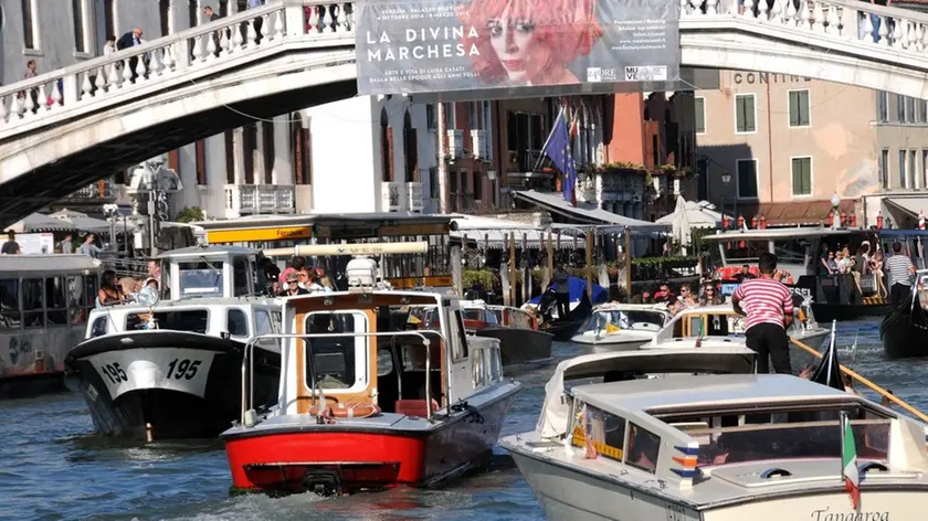 Interpress/Mazzega Vitucci Venezia, 23.09.2014.- ore 16.00 traffico in Canal Grande zona Stazione.-