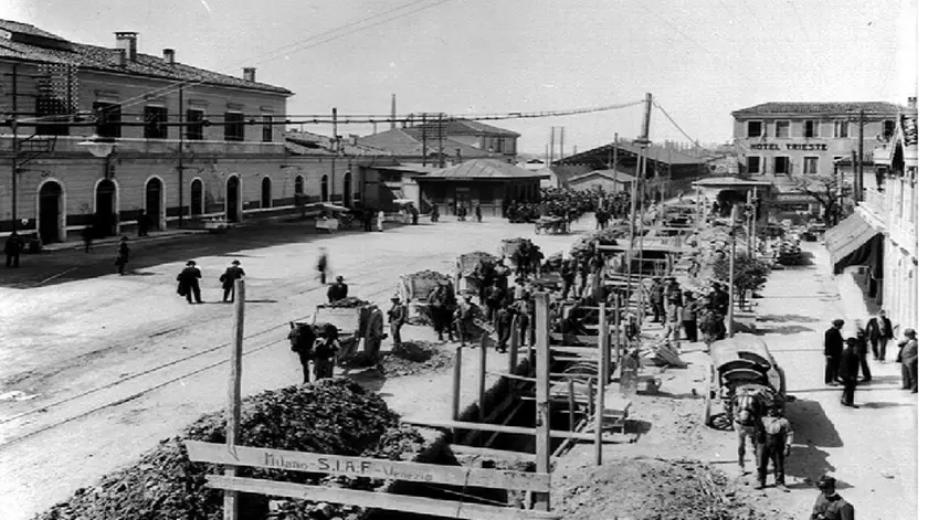 Una delle foto storiche che documentano la costruzione dell’acquedotto di Mestre