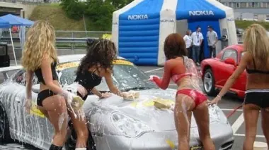 Ragazze in abiti succinti al lavaggio delle auto