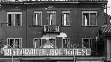 Due immagini d’epoca dell’Hotel Bologna, che compie cent’anni