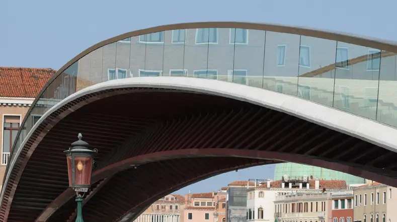 20090905 - VENEZIA - ACE - VENEZIA: AUTORITA' SU APPALTI, PONTE CALATRAVA NON E' SICURO Un' immagine d'archivio del quarto ponte sul Canal Grande a Venezia , progettato dall'architetto spagnolo Santiago Calatrava. ANSA/ANDREA MEROLA /DC