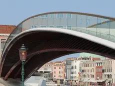 20090905 - VENEZIA - ACE - VENEZIA: AUTORITA' SU APPALTI, PONTE CALATRAVA NON E' SICURO Un' immagine d'archivio del quarto ponte sul Canal Grande a Venezia , progettato dall'architetto spagnolo Santiago Calatrava. ANSA/ANDREA MEROLA /DC