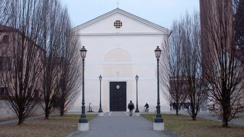 Mirano (Venezia):..LA CHIESA..04/03/2004 © Light Image studio..Morsego