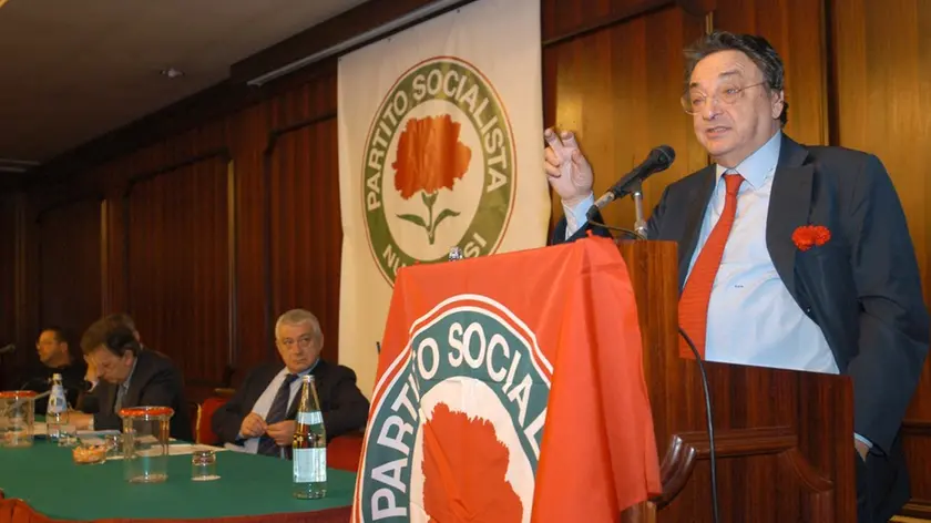 MESTRE 13/11/2005 Hotel Ramada convegno partito socialista nuovo PSI di Gianni De Michelis nella foto Gianni De Michelis (C) Bertolin Matteo richiesto da MAZZARO MESTRE 13/11/2005 Hotel Ramada convegno partito socialista nuovo PSI di Gianni De Michelis