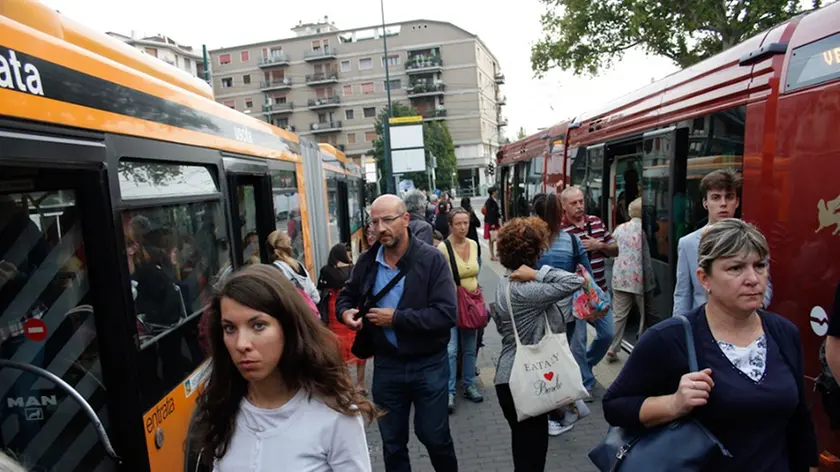 agenzia candussi. giornalista; artico. descrizione: primo giorno di attivazione del serivizio tram fino a Venezia Piazzale Roma. nella foto piazzale Cialdini Mestre