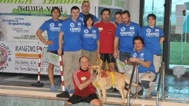 Gli istruttori si preparano alla maratona in piscina dei cani bagnino