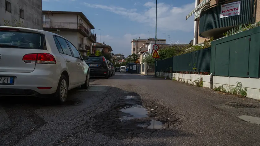 Una piccola voragine in via Dottesio