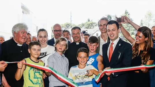 Agenzia Candussi - FURLAN - MESTRE VIA MARSALA - MESTRE INAUGURAZIONE DON VECCHI 7. IN FOTO IL TAGLIO DEL NASTRO.