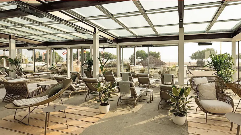 La spiaggia coperta, all’interno dell’hotel Savoy, con la sabbia e gli sdrai a disposizione degli ospiti